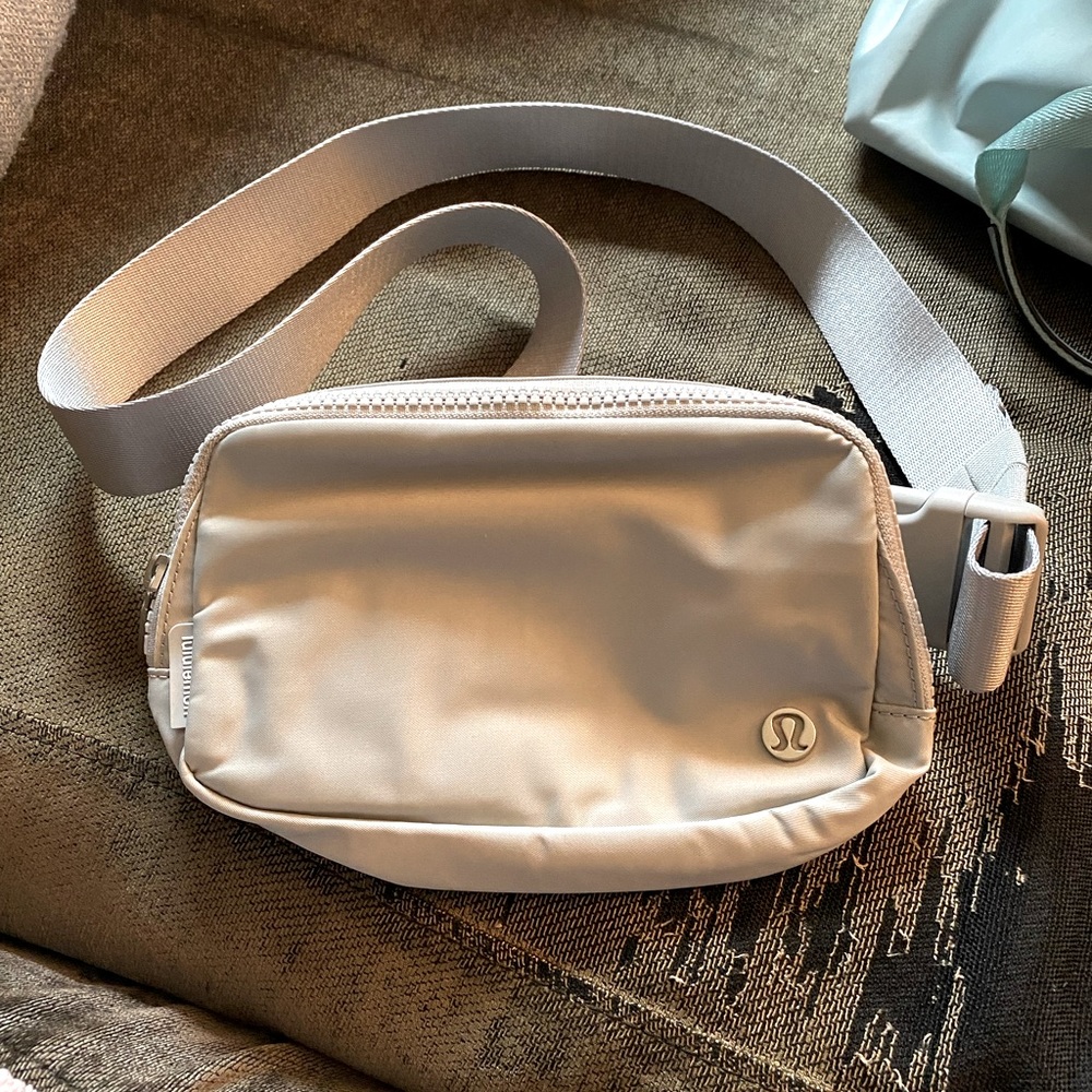 Light grey Lululemon fanny pack